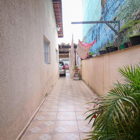 Casa à venda com 250m², 5 quartos e 3 vagas Casa à venda com 250m², 5 quartos e 3 vagasCorredor