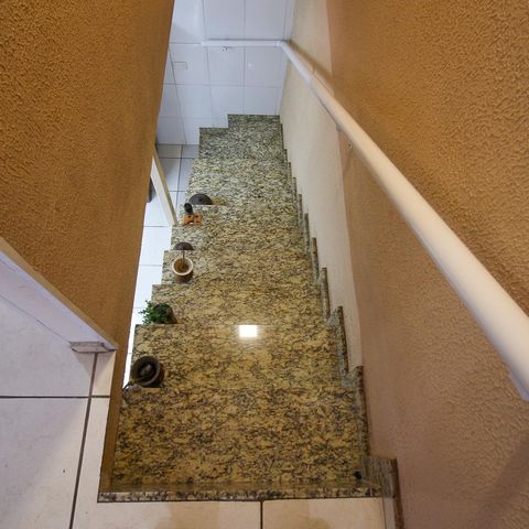 Casa à venda com 250m², 5 quartos e 3 vagas Casa à venda com 250m², 5 quartos e 3 vagasEscada