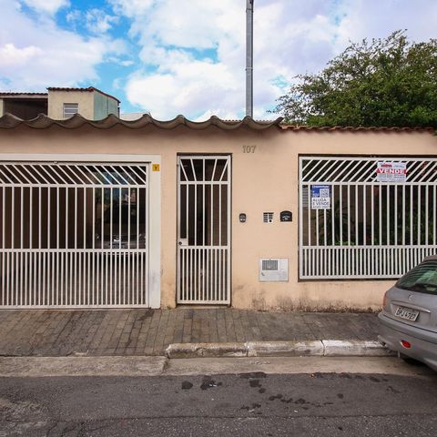 Casa à venda com 250m², 5 quartos e 3 vagas Casa à venda com 250m², 5 quartos e 3 vagasFachada