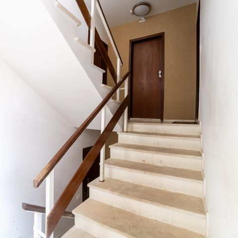 Apartamento à venda com 95m², 3 quartos e 1 vaga Apartamento à venda com 95m², 3 quartos e 1 vagaEscada