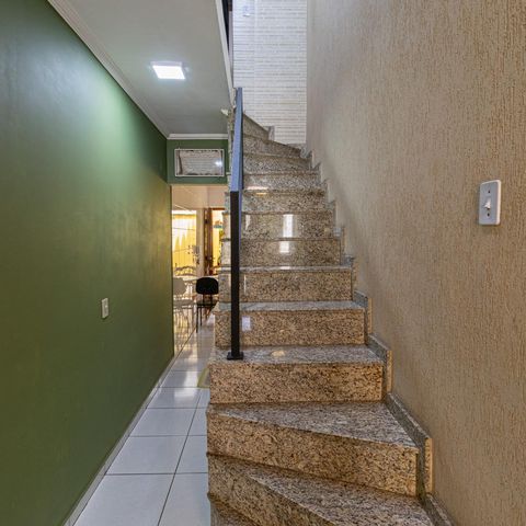 Casa à venda com 147m², 3 quartos e 3 vagas Casa à venda com 147m², 3 quartos e 3 vagasEscada