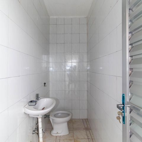 Casa à venda com 334m², 2 quartos e 5 vagas Casa à venda com 334m², 2 quartos e 5 vagasBanheiro de serviço