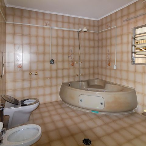 Casa à venda com 334m², 2 quartos e 5 vagas Casa à venda com 334m², 2 quartos e 5 vagasBanheiro da Suíte