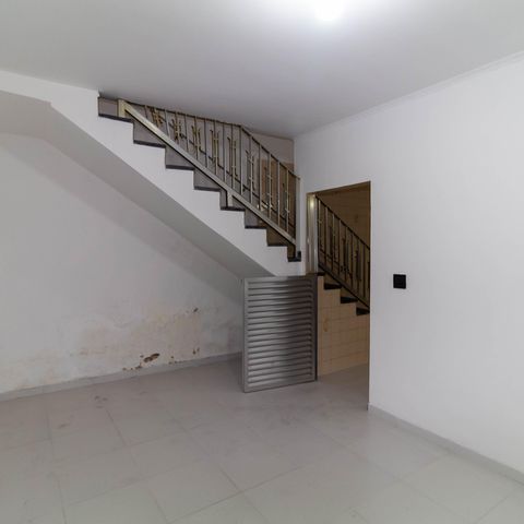 Casa à venda com 334m², 2 quartos e 5 vagas Casa à venda com 334m², 2 quartos e 5 vagasSala