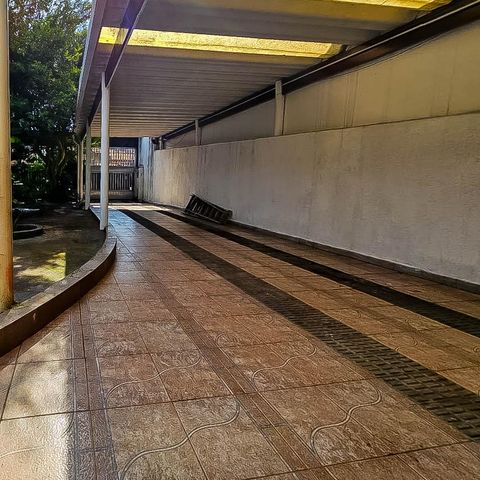 Casa à venda com 334m², 2 quartos e 5 vagas Casa à venda com 334m², 2 quartos e 5 vagasGaragem
