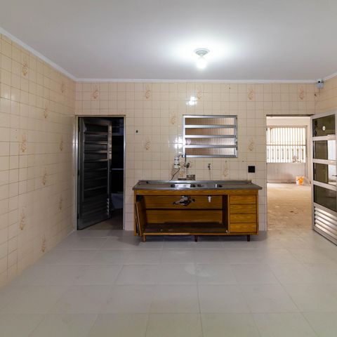 Casa à venda com 334m², 2 quartos e 5 vagas Casa à venda com 334m², 2 quartos e 5 vagasCozinha