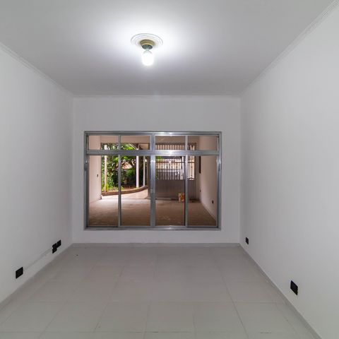 Casa à venda com 334m², 2 quartos e 5 vagas Casa à venda com 334m², 2 quartos e 5 vagasSala