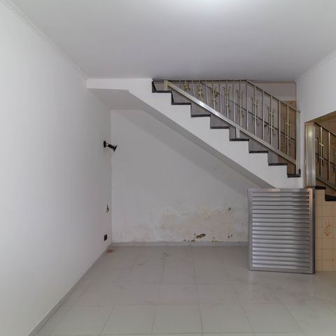 Casa à venda com 334m², 2 quartos e 5 vagas Casa à venda com 334m², 2 quartos e 5 vagasSala