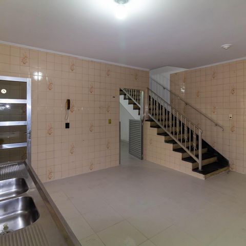 Casa à venda com 334m², 2 quartos e 5 vagas Casa à venda com 334m², 2 quartos e 5 vagasCozinha