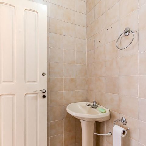 Casa de condomínio à venda com 300m², 3 quartos e 2 vagas Casa de condomínio à venda com 300m², 3 quartos e 2 vagasBanheiro de serviço
