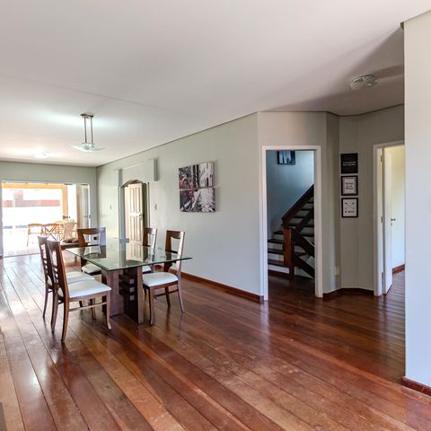 Casa de condomínio à venda com 300m², 3 quartos e 2 vagas Casa de condomínio à venda com 300m², 3 quartos e 2 vagasSala