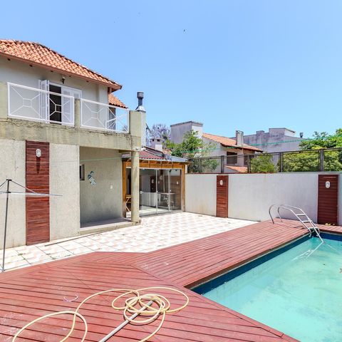 Casa de condomínio à venda com 300m², 3 quartos e 2 vagas Casa de condomínio à venda com 300m², 3 quartos e 2 vagasPiscina