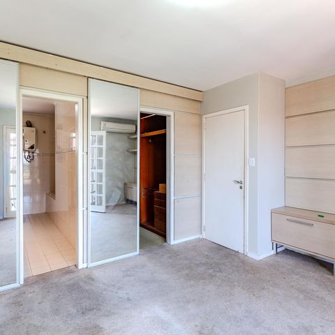 Casa de condomínio à venda com 300m², 3 quartos e 2 vagas Casa de condomínio à venda com 300m², 3 quartos e 2 vagasSuíte