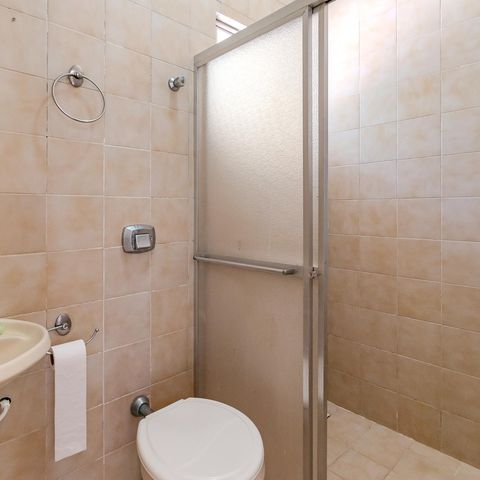 Casa de condomínio à venda com 300m², 3 quartos e 2 vagas Casa de condomínio à venda com 300m², 3 quartos e 2 vagasBanheiro de serviço
