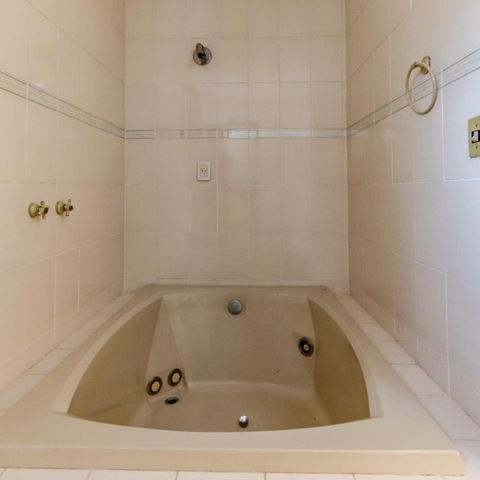 Casa de condomínio à venda com 300m², 3 quartos e 2 vagas Casa de condomínio à venda com 300m², 3 quartos e 2 vagasBanheiro da Suíte