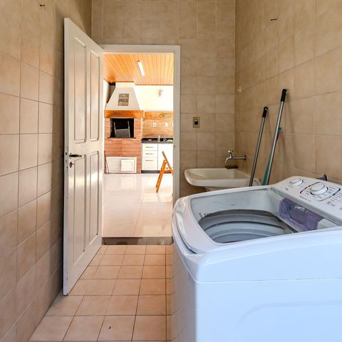 Casa de condomínio à venda com 300m², 3 quartos e 2 vagas Casa de condomínio à venda com 300m², 3 quartos e 2 vagasÁrea de Serviço