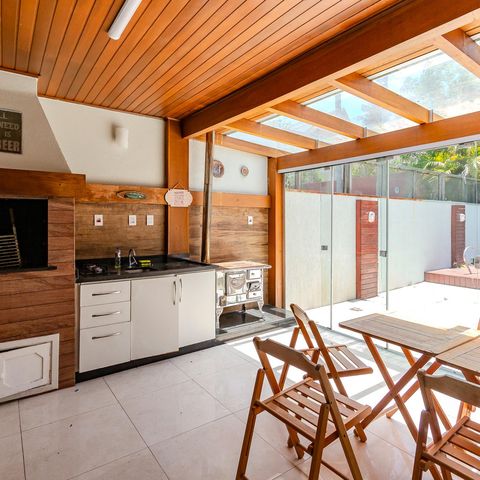 Casa de condomínio à venda com 300m², 3 quartos e 2 vagas Casa de condomínio à venda com 300m², 3 quartos e 2 vagasEspaço Gourmet