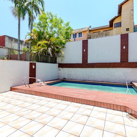 Casa de condomínio à venda com 300m², 3 quartos e 2 vagas Casa de condomínio à venda com 300m², 3 quartos e 2 vagasPiscina