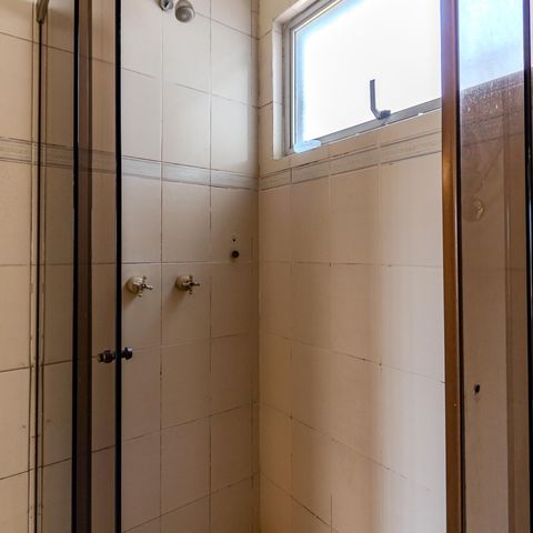 Casa de condomínio à venda com 300m², 3 quartos e 2 vagas Casa de condomínio à venda com 300m², 3 quartos e 2 vagasBanheiro da Suíte