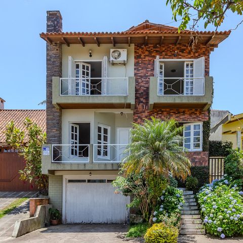 Casa de condomínio à venda com 300m², 3 quartos e 2 vagas Casa de condomínio à venda com 300m², 3 quartos e 2 vagasFachada