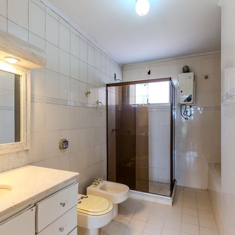 Casa de condomínio à venda com 300m², 3 quartos e 2 vagas Casa de condomínio à venda com 300m², 3 quartos e 2 vagasBanheiro da Suíte