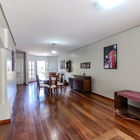 Casa de condomínio à venda com 300m², 3 quartos e 2 vagas Casa de condomínio à venda com 300m², 3 quartos e 2 vagasSala