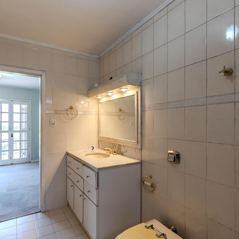 Casa de condomínio à venda com 300m², 3 quartos e 2 vagas Casa de condomínio à venda com 300m², 3 quartos e 2 vagasBanheiro da Suíte
