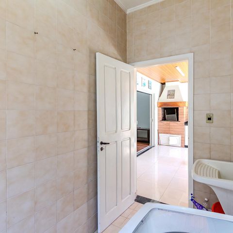 Casa de condomínio à venda com 300m², 3 quartos e 2 vagas Casa de condomínio à venda com 300m², 3 quartos e 2 vagasÁrea de Serviço
