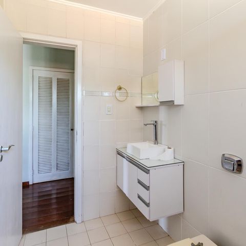 Casa de condomínio à venda com 300m², 3 quartos e 2 vagas Casa de condomínio à venda com 300m², 3 quartos e 2 vagasBanheiro Social
