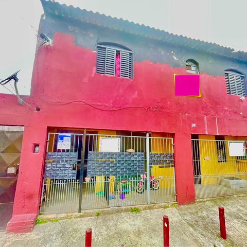 Casa à venda com 200m², 5 quartos e 2 vagas Casa à venda com 200m², 5 quartos e 2 vagasPlaca instalada na fachada do imovel
