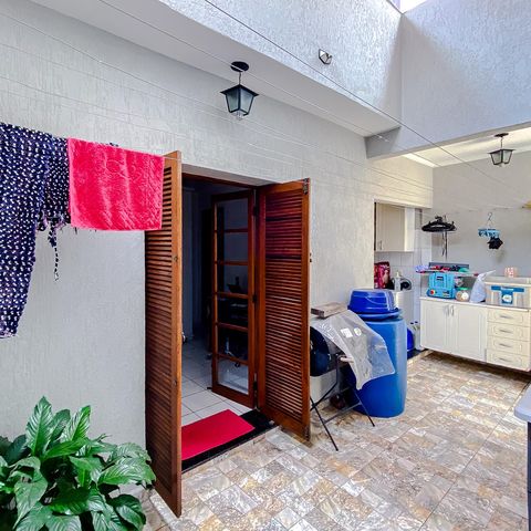 Casa à venda com 148m², 3 quartos e 2 vagas Casa à venda com 148m², 3 quartos e 2 vagasÁrea externa