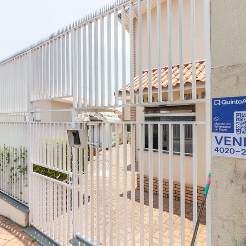 Casa de condomínio à venda com 90m², 2 quartos e 2 vagas Casa de condomínio à venda com 90m², 2 quartos e 2 vagasFachada