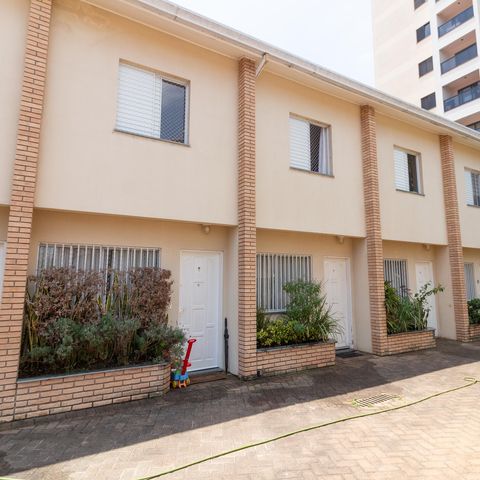 Casa de condomínio à venda com 90m², 2 quartos e 2 vagas Casa de condomínio à venda com 90m², 2 quartos e 2 vagasFachada