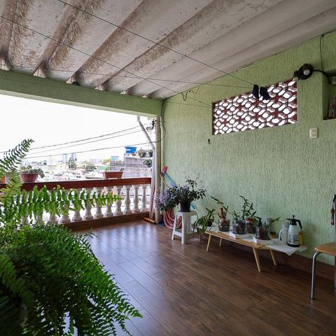 Casa à venda com 125m², 3 quartos e 2 vagas Casa à venda com 125m², 3 quartos e 2 vagasVaranda