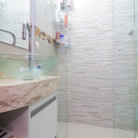 Casa à venda com 86m², 2 quartos e 2 vagasBanheiro da Suíte 1