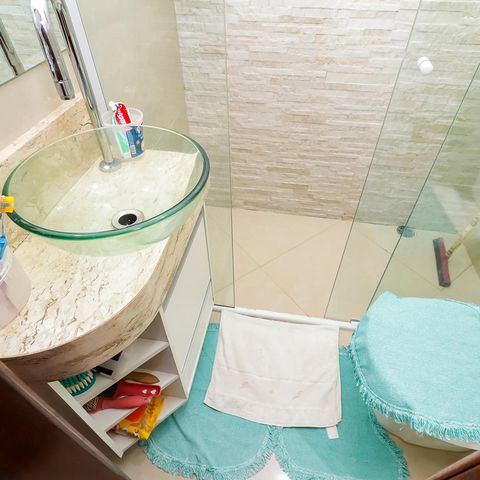 Casa à venda com 86m², 2 quartos e 2 vagasBanheiro da Suíte 1