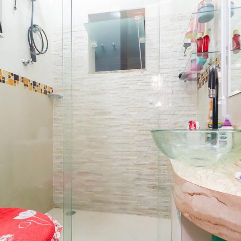 Casa à venda com 86m², 2 quartos e 2 vagasBanheiro da Suíte 2