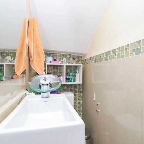 Casa à venda com 86m², 2 quartos e 2 vagasLavabo