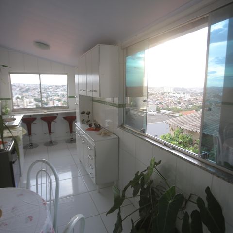 Casa à venda com 180m², 4 quartos e 1 vagaCozinha segundo andar