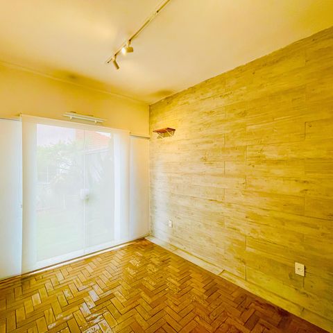 Casa à venda com 241m², 4 quartos e 2 vagas Casa à venda com 241m², 4 quartos e 2 vagasQuarto 4