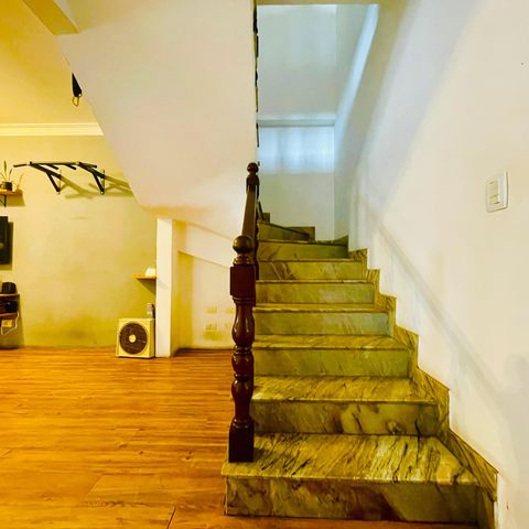 Casa à venda com 241m², 4 quartos e 2 vagas Casa à venda com 241m², 4 quartos e 2 vagasEscada para quartos