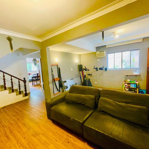 Casa à venda com 241m², 4 quartos e 2 vagas Casa à venda com 241m², 4 quartos e 2 vagasSala