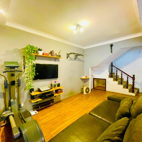 Casa à venda com 241m², 4 quartos e 2 vagas Casa à venda com 241m², 4 quartos e 2 vagasSala