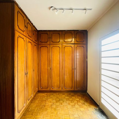 Casa à venda com 241m², 4 quartos e 2 vagas Casa à venda com 241m², 4 quartos e 2 vagasCloset