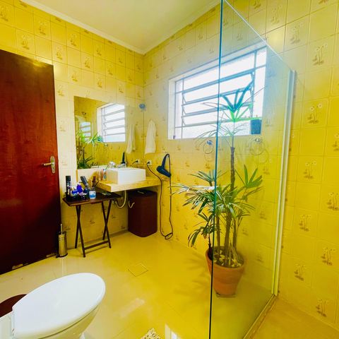 Casa à venda com 241m², 4 quartos e 2 vagas Casa à venda com 241m², 4 quartos e 2 vagasBanheiro 1