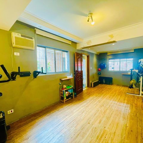 Casa à venda com 241m², 4 quartos e 2 vagas Casa à venda com 241m², 4 quartos e 2 vagasSala