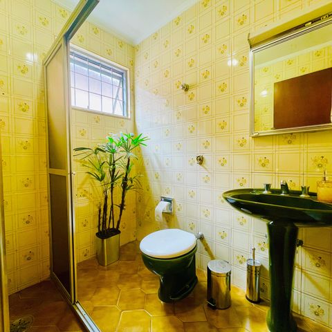 Casa à venda com 241m², 4 quartos e 2 vagas Casa à venda com 241m², 4 quartos e 2 vagasBanheiro 2