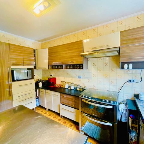 Casa à venda com 241m², 4 quartos e 2 vagas Casa à venda com 241m², 4 quartos e 2 vagasCozinha