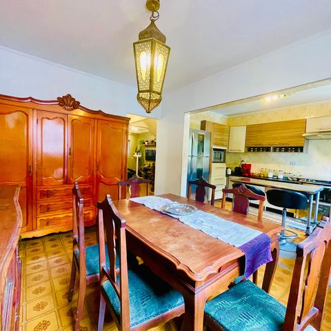 Casa à venda com 241m², 4 quartos e 2 vagas Casa à venda com 241m², 4 quartos e 2 vagasSala de Jantar