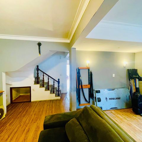 Casa à venda com 241m², 4 quartos e 2 vagas Casa à venda com 241m², 4 quartos e 2 vagasSala